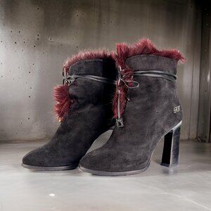 Authentic ROGER VIVIER Black Suede Booties with Burgundy Fur Trim - Size 38.5